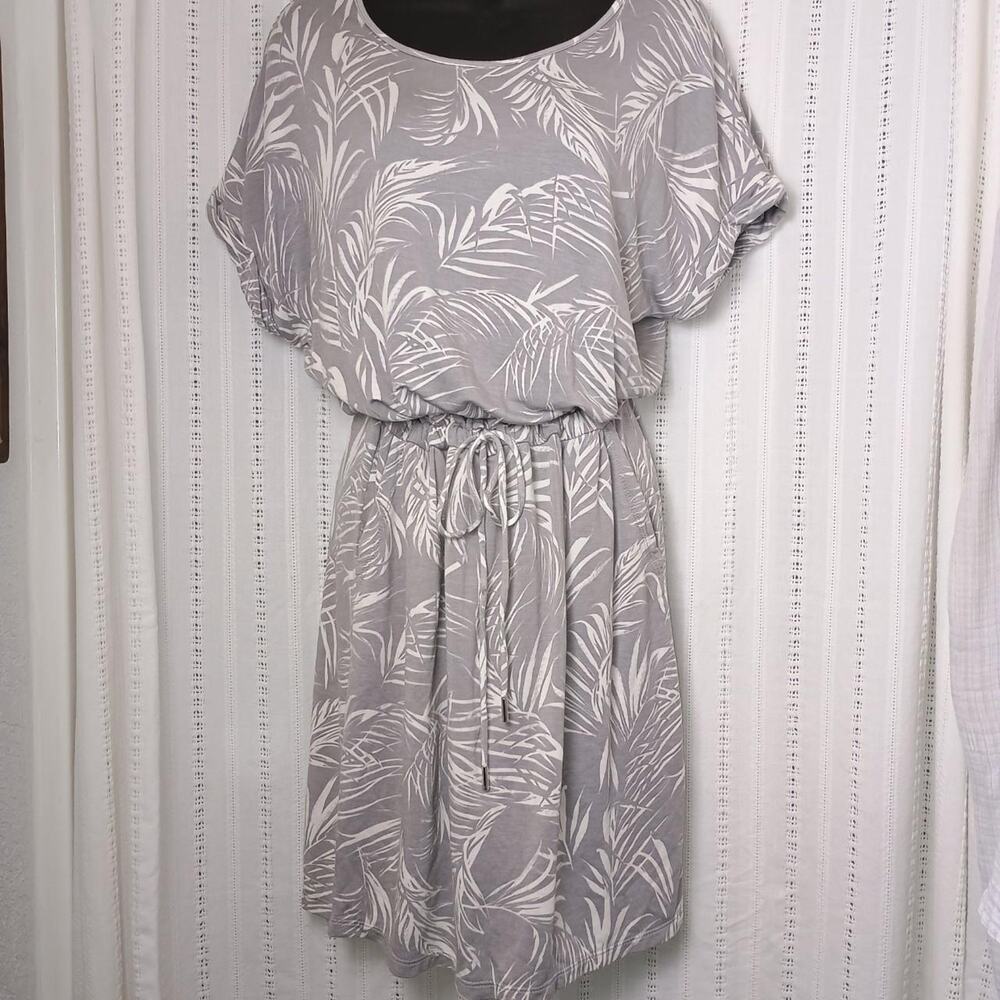 ✨ 3 / $15 DEAL ✨ Hilary Radley White & Gray Palm Leaf Tropical Dress - Medium